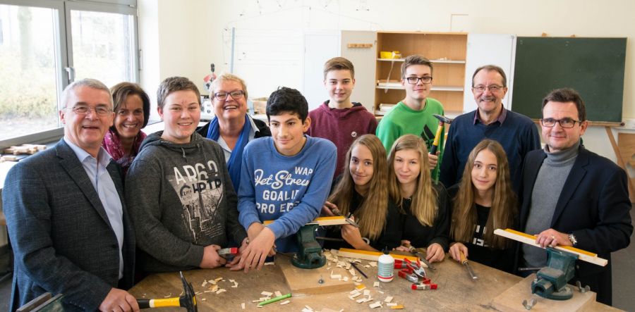 Zu Besuch in der MINT-AG der Gesamtschule Delbrück: Dr. Burghard Lehmann (Osthushenrich-Stiftung, links), Petra Münstermann (Bildungs- und Integrationszentrum Kreis Paderborn, 2. von links), Theresia Diekmann-Brusche (Schulleiterin der Gesamtschule Delbrück, 3. von links), Uwe Schoop (zdi-Zentrum FIT.Paderborn, rechts), Hubert Sprick (Werklehrer). (Foto: Amt für Presse- und Öffentlichkeitsarbeit, Kreis Paderborn, Anna-Sophie Schindler)